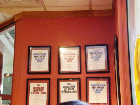 半畝園的牆上掛滿了Washingtonian Magazine  - Best Bargain Restaurants Award